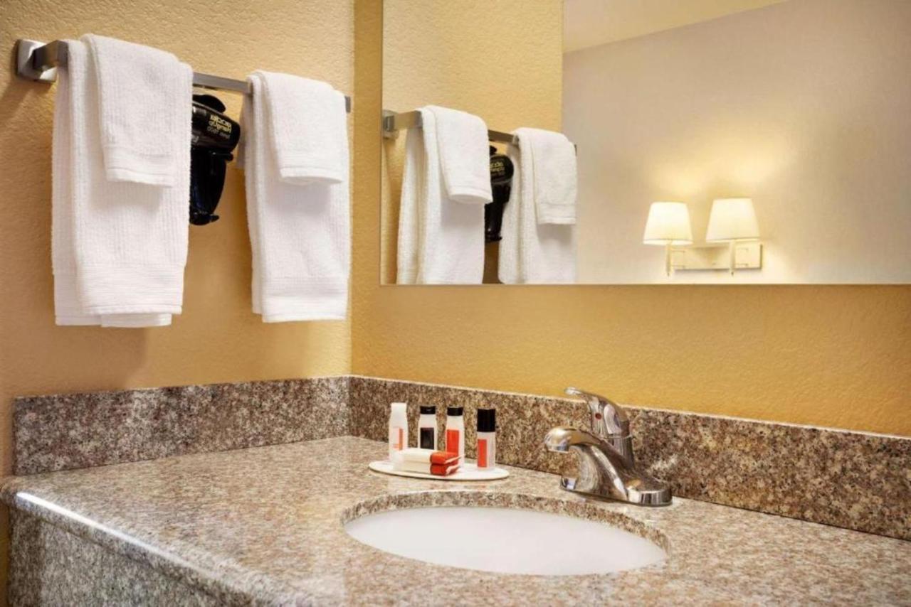 Travelodge By Wyndham Gillette Extérieur photo